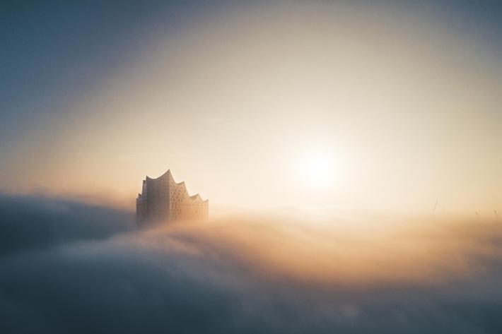 Hamburg Marketing gewinnt PR-Bild Award 2019 mit dem Foto "Elbphilharmonie im Nebel"