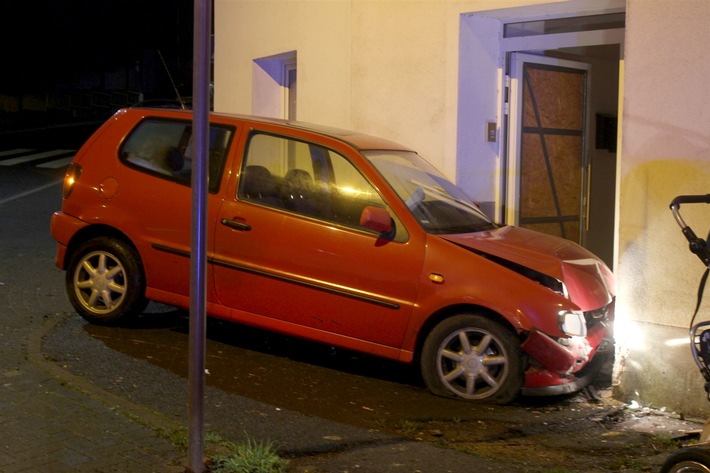 POL-RBK: Bergisch Gladbach - Polo kracht vor die Hauswand - Fahrer versucht vergeblich zu flüchten
