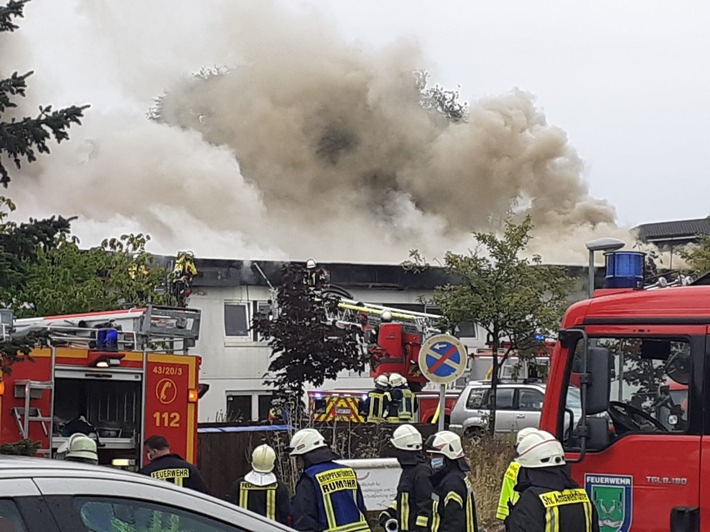 FW-RD: Großbrand Geschäftshaus in Molfsee