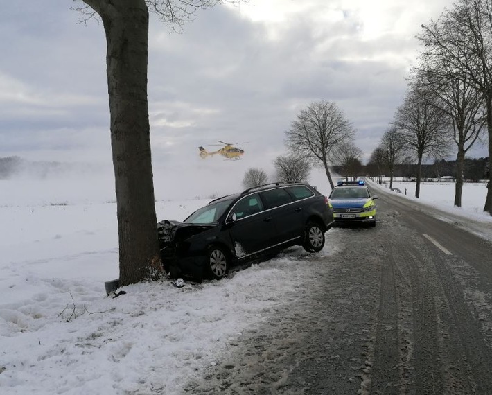 POL-LG: ++ Pkw muss aufgrund Gegenverkehr ausweichen - mit Baum kollidiert - schwer verletzt - Polizei sucht entgegenkommenden Pkw oder Zeugen ++