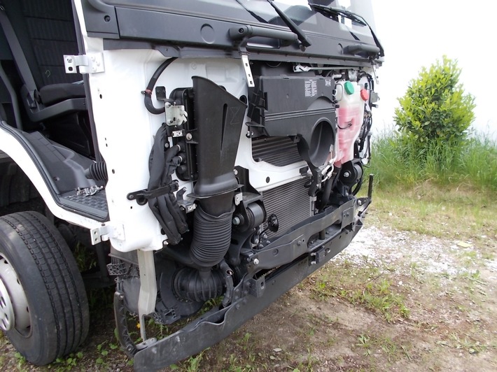 POL-MI: Diebe demontieren Fahrzeugteile an LKW