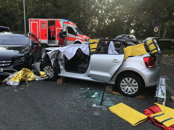 FW-HAAN: Feuerwehr befreit Fahrerin aus Pkw