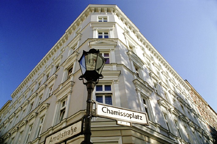 Gründerzeit-Schätze entdecken am Chamissoplatz: GEWOBAG bietet fachkundige Führung mit exklusiven Einblicken hinter Kreuzberger Stuckfassaden