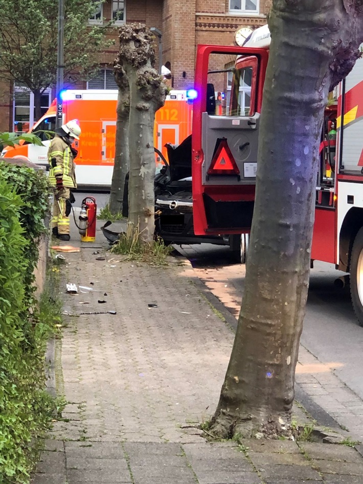 FW Lügde: Auslaufende Betriebsstoffe nach Verkehrsunfall