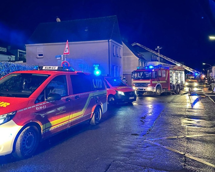 FW-DO: Ausgedehnter Dachstuhlbrand in der Ruinenstraße