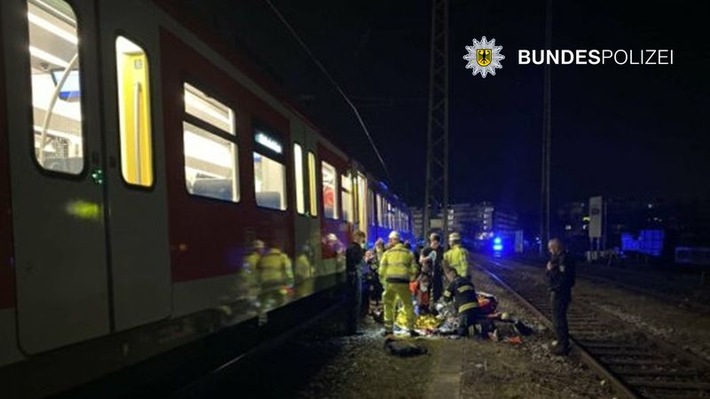 Bundespolizeidirektion München: Unbekannter kollidiert mit S-Bahn: schwerverletzt Wer kennt den bislang unbekannten Verunfallten? Bundespolizei sucht nach Zeugen