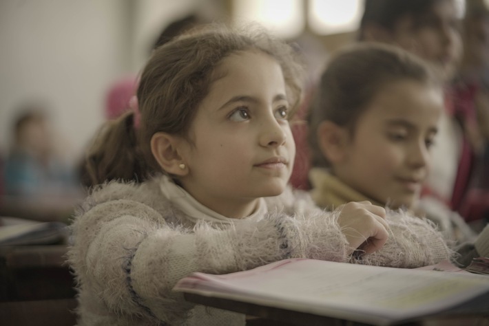 Bildung ermöglicht Kindern in Syrien eine Zukunft und gibt ihnen Hoffnung. Schülerinnen in Idlib, aus dem Bildungsprojekt für qualitative unn inklusive Bildung / Jahrestag mit Islamic Relief: 11 Jahre Überleben und Hoffnung in Syrien / Bereit für eine Zukunft jenseits der Krise / Weiterer Text über ots und www.presseportal.de/nr/50131 / Die Verwendung dieses Bildes ist für redaktionelle Zwecke unter Beachtung ggf. genannter Nutzungsbedingungen honorarfrei. Veröffentlichung bitte mit Bildrechte-Hinweis.