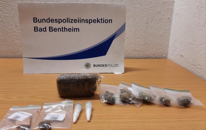 BPOL-BadBentheim: 22-jähriger Drogenschmuggler im Fernreisebus erwischt