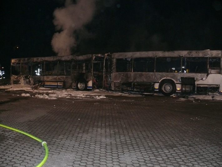 POL-DN: Gelenkbusse brannten aus