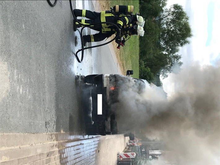 FW Lügde: PKW-Brand beschäftigt Feuerwehr Lügde