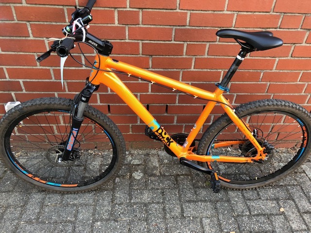 Das Foto zeigt das sichergestellt Mountainbike der Marke Centurion. Auffällig ist die Farbe orange. (Foto: Polizei ...