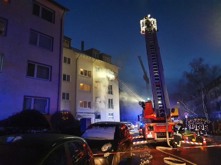 10 Hausbewohner bei Wohnungsbrand von der Feuerwehr Köln gerettet