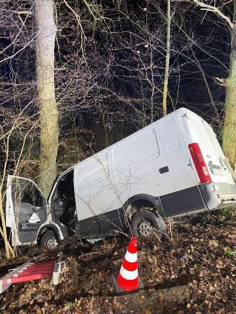POL-STD: Mit Transporter erst auf LKW aufgefahren und dann gegen Baum geprallt