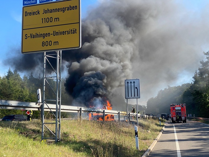 FW Stuttgart: Pkw im Vollbrand auf der B14 Schattenring mit Böschungsbrand
