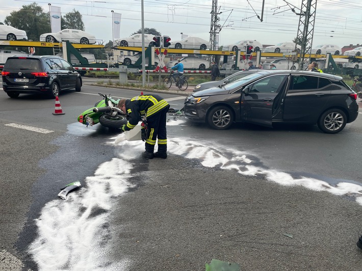 FW-LK Leer: Benzin lief aus nach Verkehrsunfall