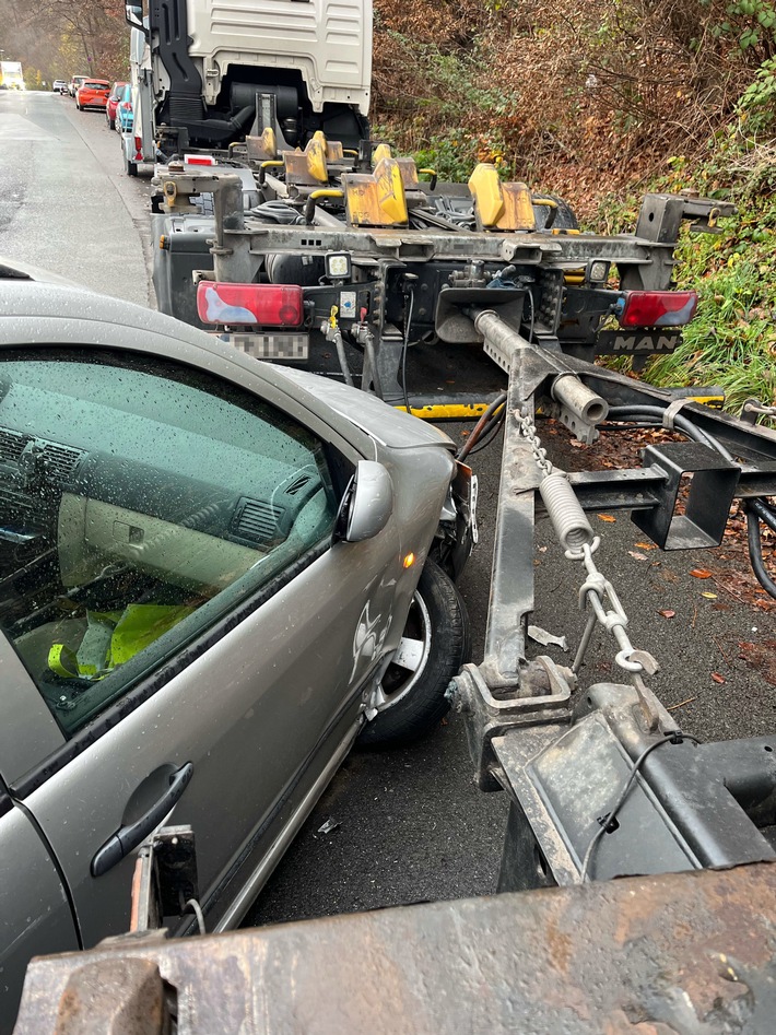 POL-HA: Autofahrer verliert Kontrolle und fährt gegen geparkten LKW