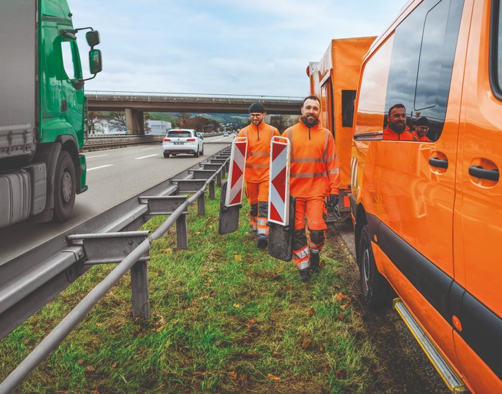 Hochrisikobereich mit großem Unfallpotenzial: DEKRA Verkehrssicherheitsreport 2026 "Arbeitsplatz Straßenverkehr"