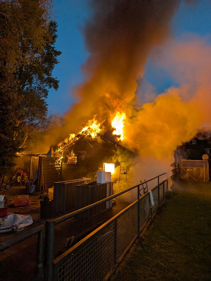 FW-E: Brand einer Gartenlaube in Essen-Vogelheim - Gasflasche explodiert
