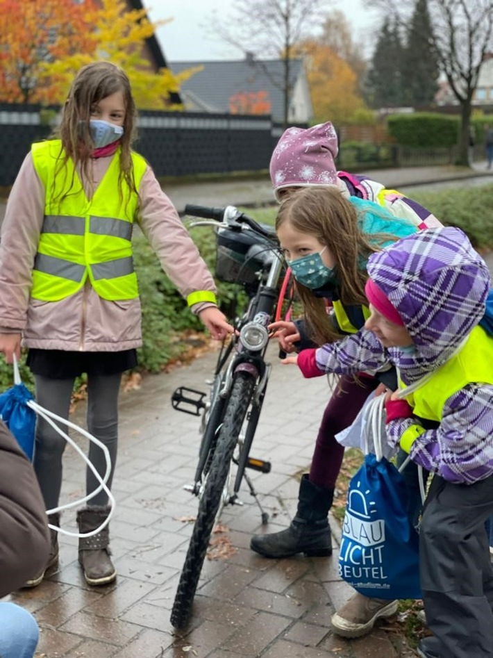 POL-HK: Soltau: Polizei kontrolliert an Grundschulen: Schüler verteilen saure Bonbons (Fotos anbei)