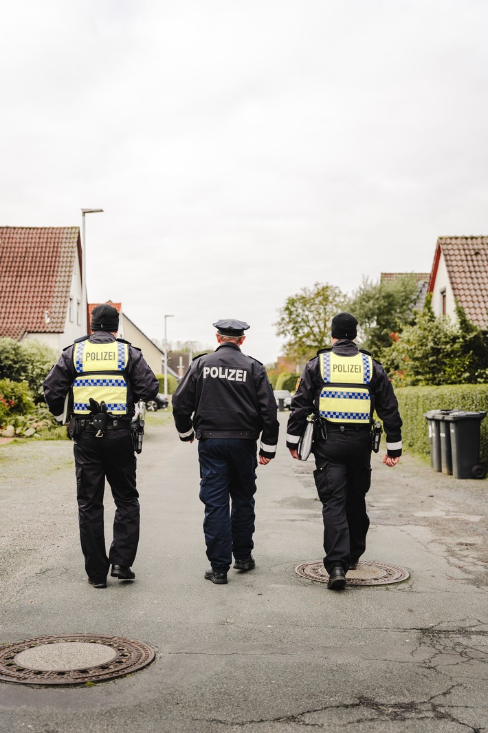 POL-Bremerhaven: Aktion &quot;Gemeinsam Wachsam&quot; 2023 erfolgreich be-endet: Polizisten informieren in 837 Haushalten über Schutz vor Kriminellen