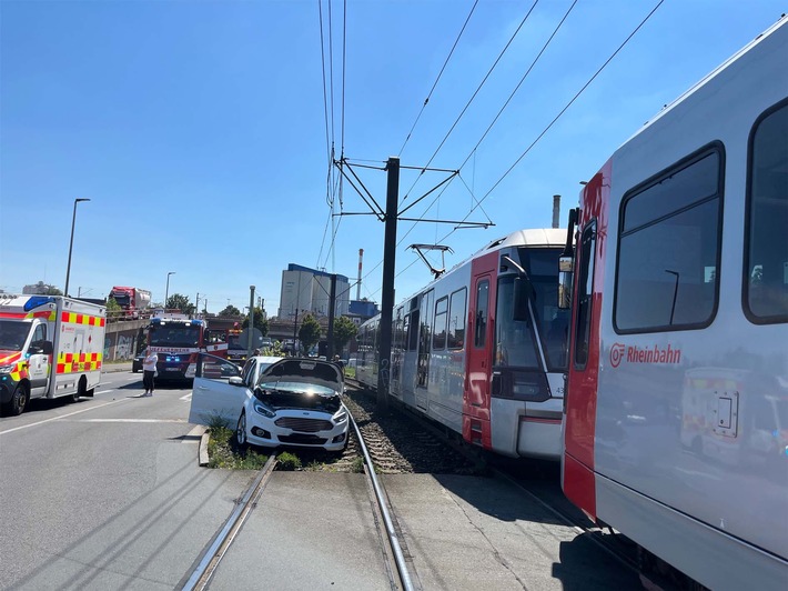 POL-NE: Ein Verletzter bei Zusammenstoß mit Straßenbahn