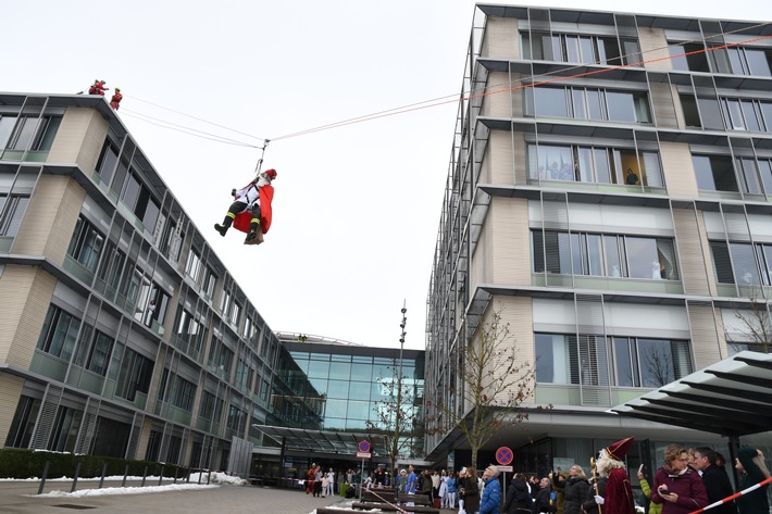 LRA-Ravensburg: Nikolaus seilt sich am Krankenhaus ab