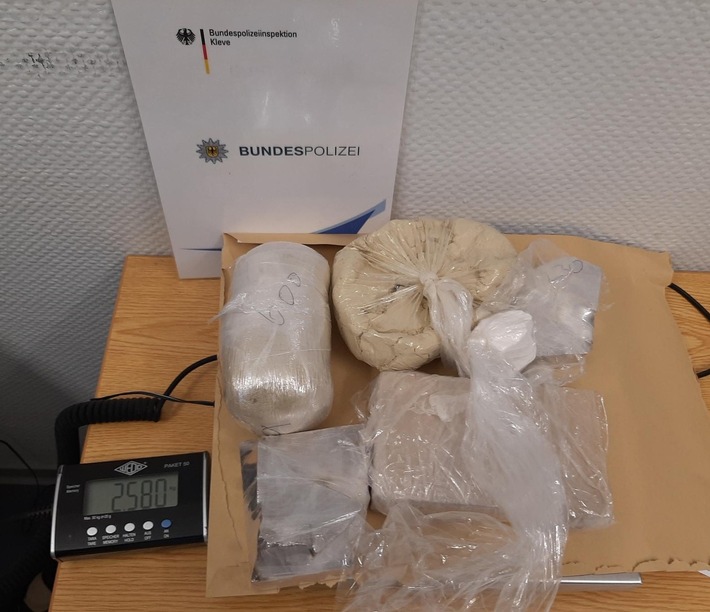 BPOL NRW: Bundespolizei nimmt 20-jährigen Niederländer mit 1,36 Kilogramm Heroin und 54,5 Gramm Kokain auf der Bundesautobahn A 3 fest
