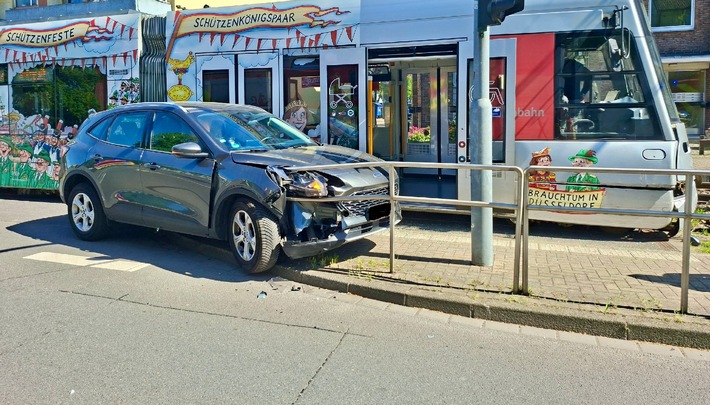 FW Ratingen: Verkehrsunfall zwischen Straßenbahn und PKW