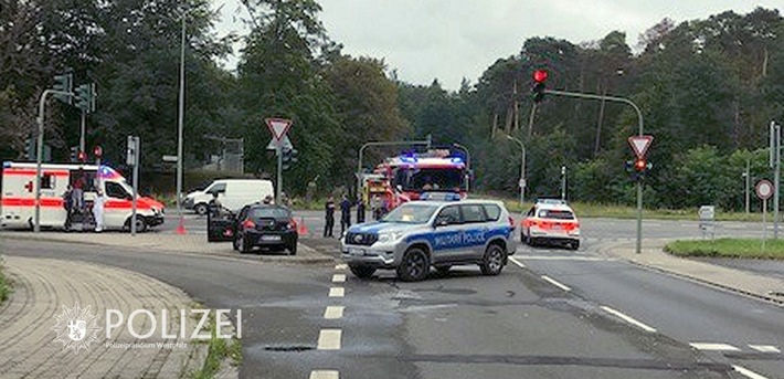 POL-PPWP: Pkw prallt gegen Ampel