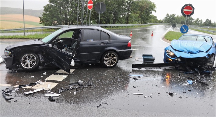POL-HX: Verkehrsbehinderungen nach Unfall auf der B252 bei Warburg an der A44-Auffahrt