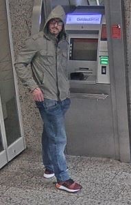 POL-E: Essen: Unbekannter hebt Bargeld mit gestohlener Bankkarte ab - Fotofahndung