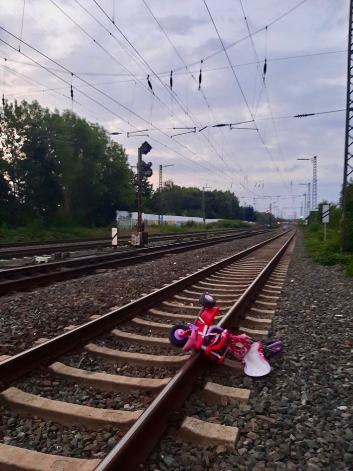 BPOL NRW: Kinderdreirad auf Gleise gelegt - Bundespolizei ermittelt und warnt vor Gefahren