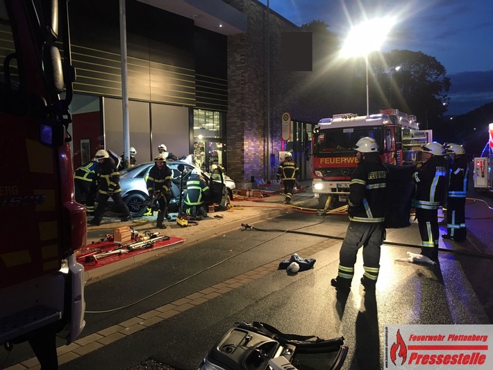 FW-PL: OT-Stadtmitte. PKW kollidiert mit Stützpfeiler eines Einkaufsmarktes. Drei Verletzte. Fahrer wird eingeklemmt.