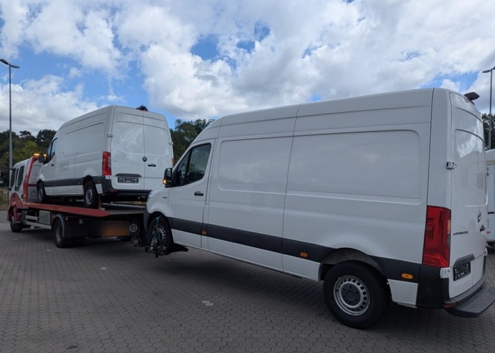 POL-ROW: ++ Polizei stoppt gefährliche Fahrt: Mit 1,3 Promille und 40-Tonner auf der Autobahn ++ Gefährliches Abschleppmanöver in Richtung Frankreich ++