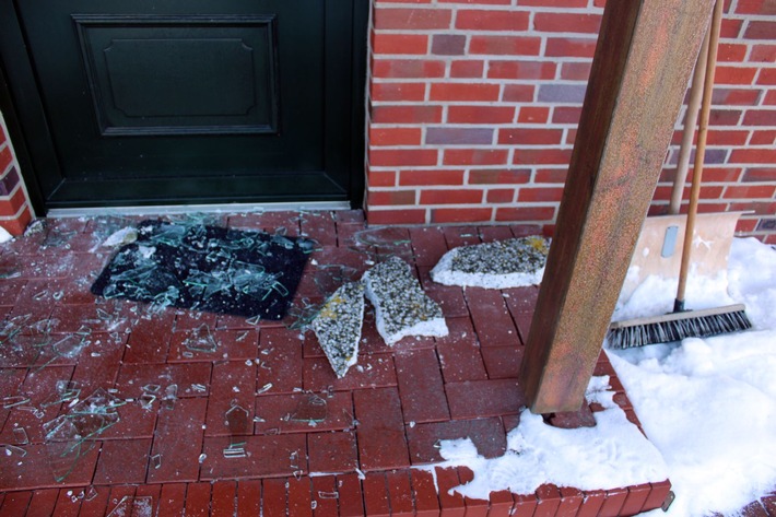 POL-MI: Waschbetonplatte gegen Haustür geworfen