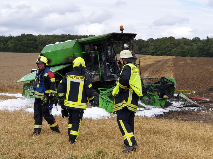 FW-RD: Mähdrescherbrand mit anschließendem Flächenbrand (Negenharrie, OT Ovendorf), Kreis Rendsburg-Eckernförde