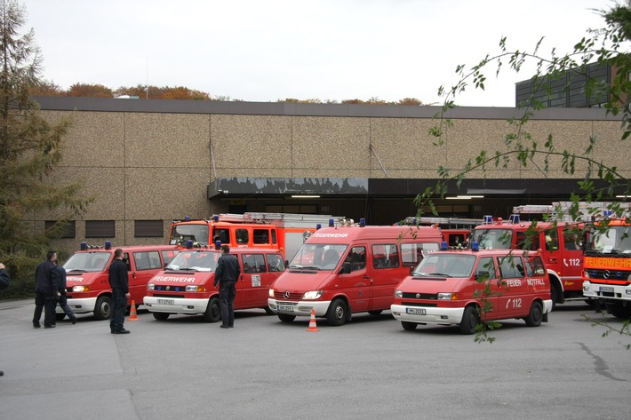 FW-E: Übung der Feuerwehr-Bereitschaft 2 des Regierungsbezirkes Düseldorf in Essen-Kupferdreh