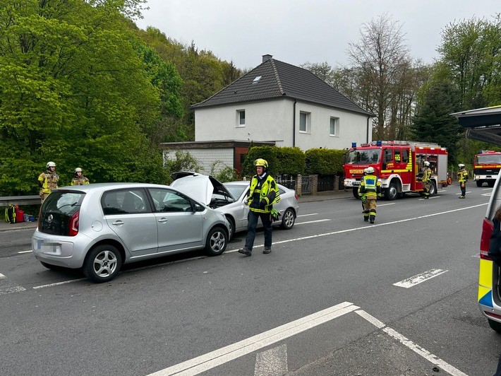 FW-EN: Verkehrsunfall auf der Kreuzung Herdecker Bach, Ecke Ender Talstraße - 2 Personen verletzt - Technische Rettung aus PKW durchgeführt