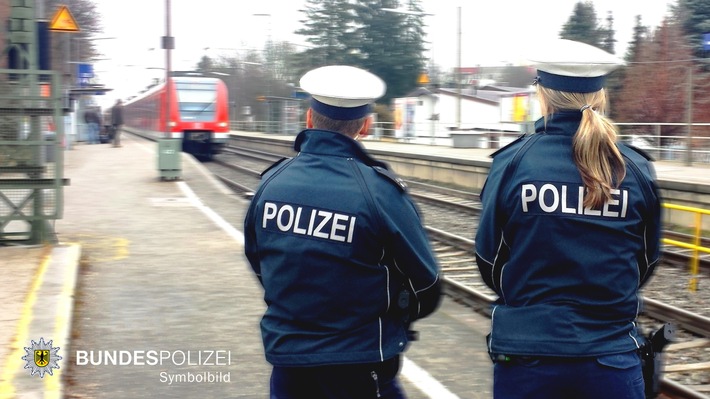 Bundespolizeidirektion München: Zweimal Zivilcourage durch Mitreisende - Körperliche Attacken gegen DB-Personal