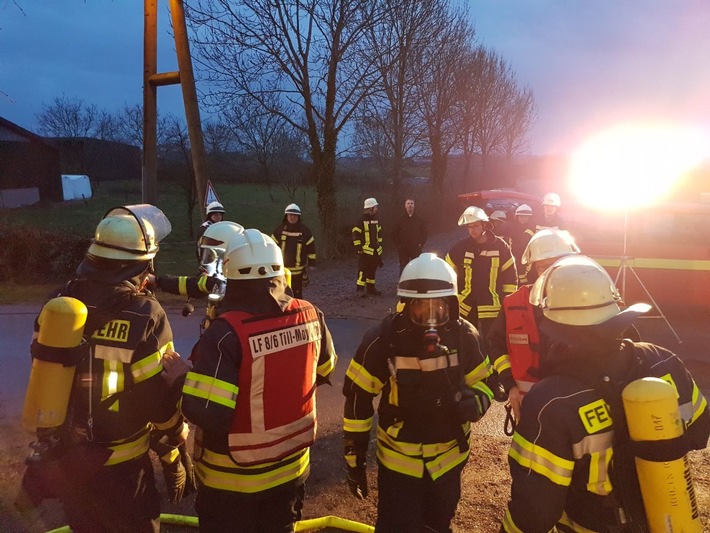 FW-KLE: Wohnhausbrand mit Menschenleben in Gefahr: Freiwillige Feuerwehr Bedburg-Hau probt für den Ernstfall