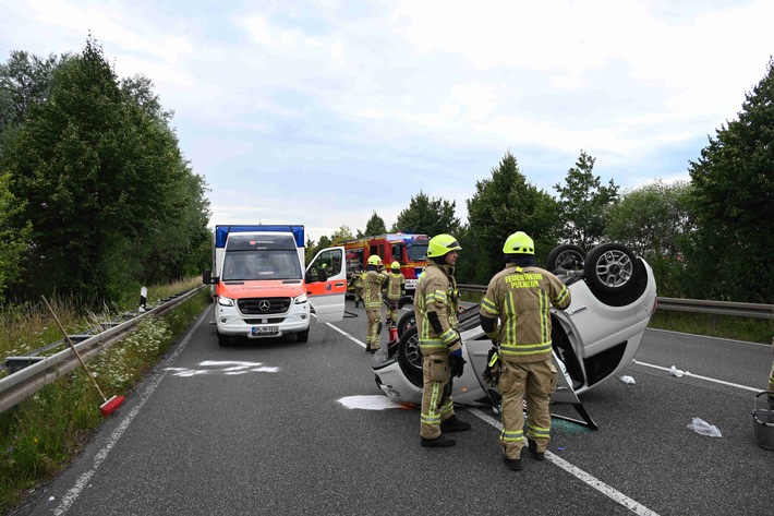 FW Pulheim: PKW überschlug sich auf Bundesstraße