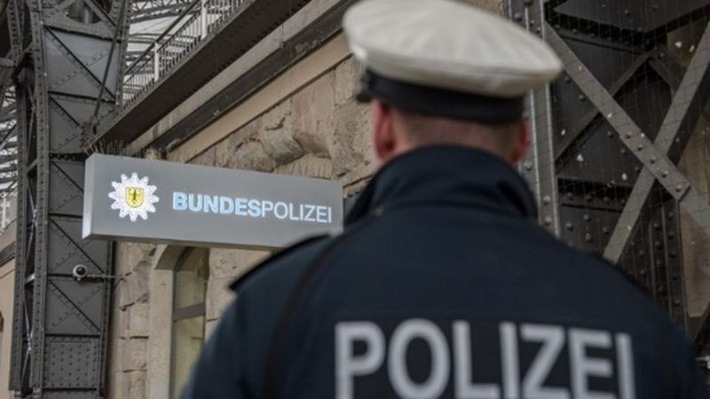 Bundespolizeidirektion München: Tätlicher Angriff und Widerstand / 54-Jähriger randaliert im DB-Reisezentrum