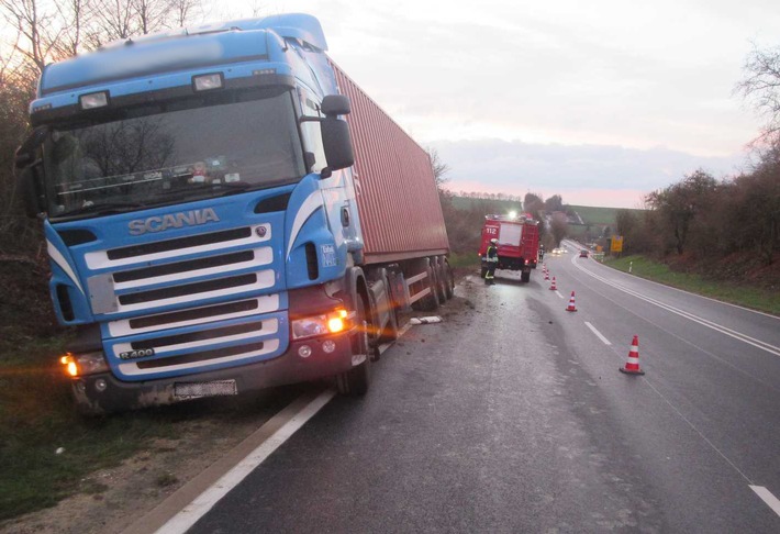 POL-PPTR: Lkw auf B 51 von der Fahrbahn abgekommen - Unfallzeugen gesucht