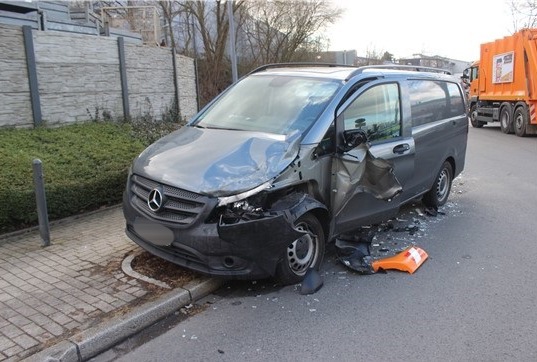 POL-ME: Zusammenstoß mit Müllwagen - Mercedes Benz Vito stark beschädigt - Velbert - 2103007