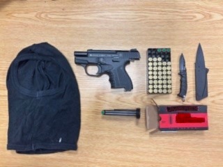 BPOL NRW: Graffitimaler mit geladener Schusswaffe und Messern - Bundespolizei stellt Tatverdächtigen auf frischer Tat