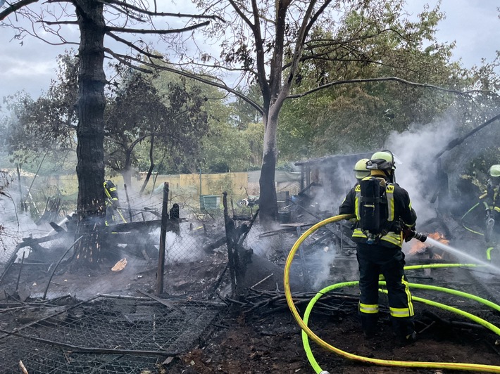 FW-BN: Feuer in einer Kleingartenanlage in Bonn Dransdorf