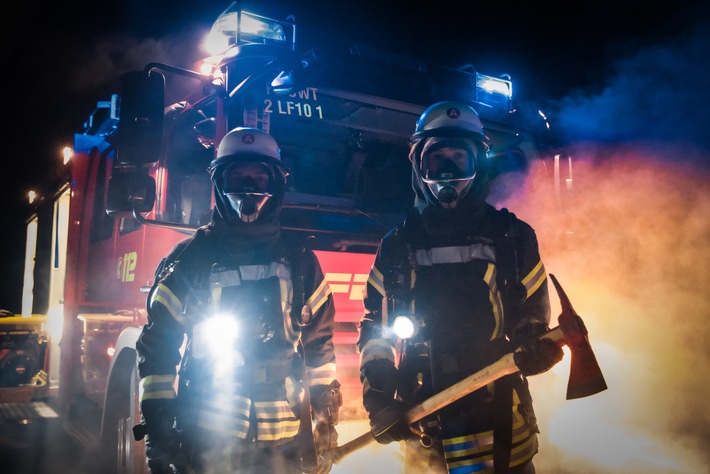 FFW Schwalmtal: Strohballenbrand löst erneut Feuerwehreinsatz aus