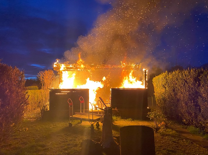FW Helmstedt: Gartenlaube brennt am Harbker Weg