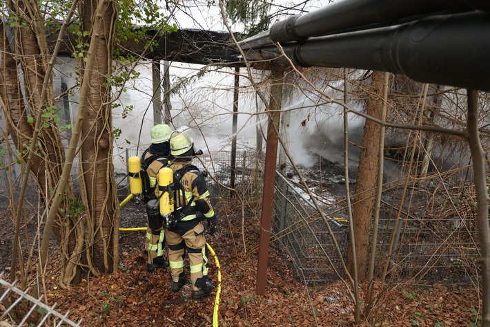 FW-E: Langwieriger Brandeinsatz in leerstehendem Schulgebäude - Feuerwehr bis in die Nacht im Einsatz