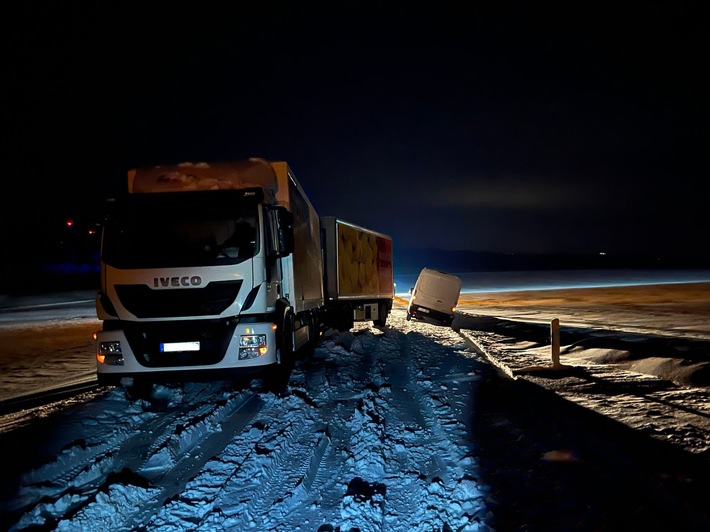 POL-HX: Schneefall verursacht zahlreiche Verkehrsunfälle im Kreis Höxter